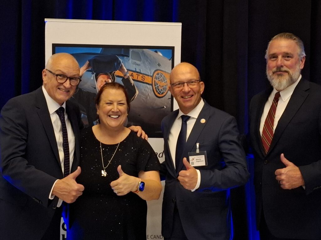 ‚Hope Flies High‘ Gala im Utah State Capitol: Der Präsident der Candy Bomber Foundation, General Mike Minihan mit Martin Sagehorn, Lorene Moore, Geschäftsführerin der Foundation und Paul Hicks