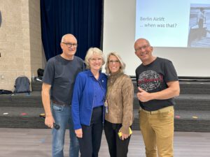 Paul Hicks mit Denise Williams, Tammy Rediehs, Lehrerin der Brookhaven Elementary School und Martin Sagehorn