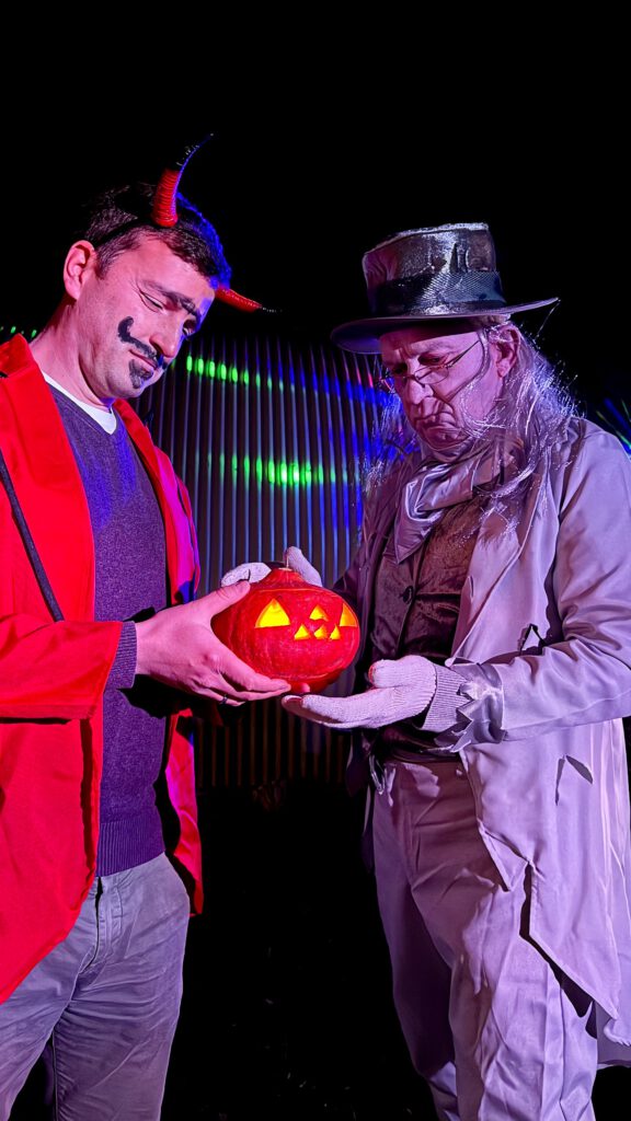 Der Teufel gibt Jack die glühende Kohle für seinen Kürbis.