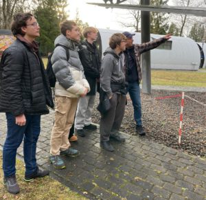 Martin Sagehorn vom Luftbrückenmuseum Faßberg mit Finn Schmidt, Alexander Braun, Paul Linke, Julian Schley und Damien Klassen