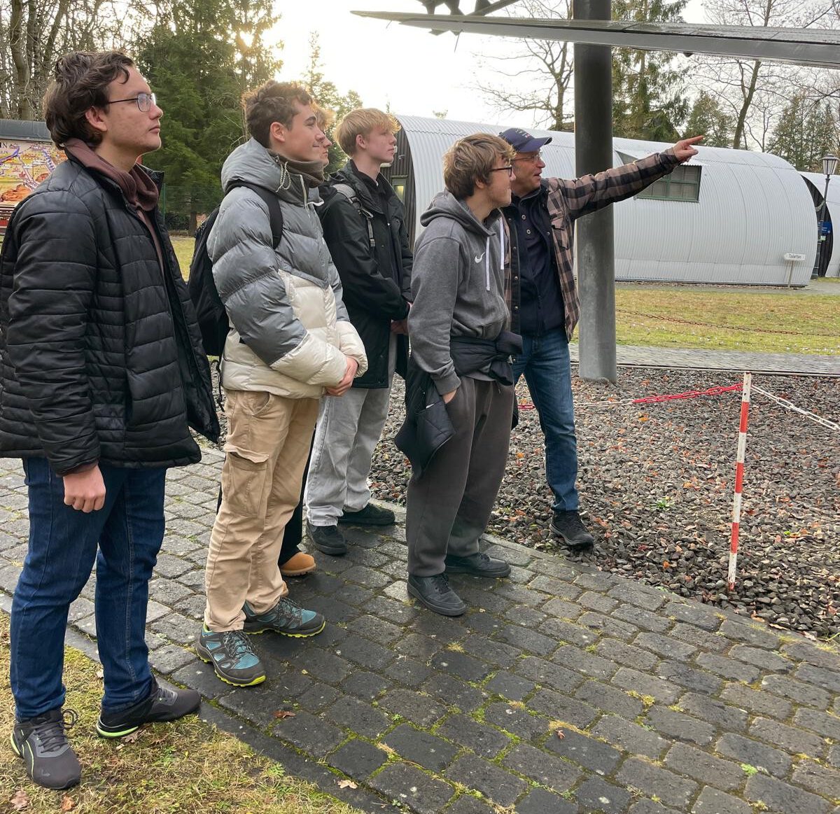 Martin Sagehorn vom Luftbrückenmuseum Faßberg mit Finn Schmidt, Alexander Braun, Paul Linke, Julian Schley und Damien Klassen