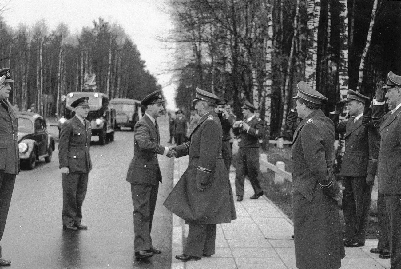 Am 8. Dezember 1956 verabschiedet die deutsche Luftwaffe den der Vertreter der Royal Air Force (l.) vom Fliegerhorst Faßberg.