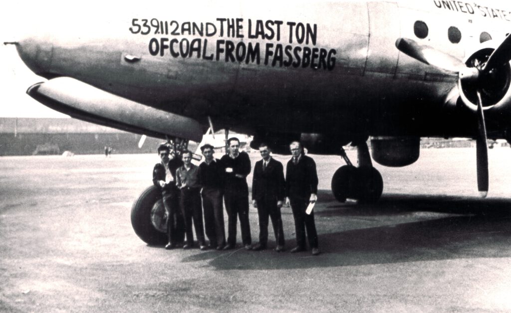 Am 27. August 1949 wurde die letzte von nahezu 540.000 Tonnen Kohle von Faßberg aus nach Berlin geflogen.