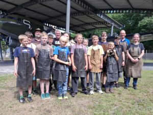 Falk Laxander (3.v.l.) mit den Kindern der diesjährigen Ferienpassaktion der Gemeinde Faßberg im Luftbrückenmuseum.