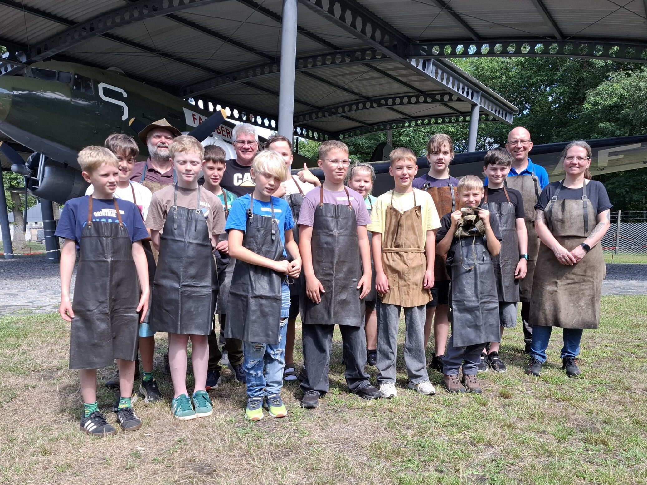 Falk Laxander (3.v.l.) mit den Kindern der diesjährigen Ferienpassaktion der Gemeinde Faßberg im Luftbrückenmuseum.