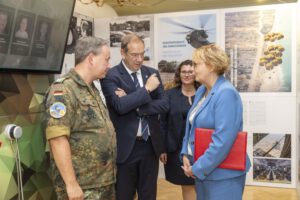 Führung durch die Ausstellung 70 Jahre Luftwaffe: Oberstleutnant Thomas Schmitz mit Wehrbeauftragtem Henning Otte, Bürgermeisterin Kerstin Speder und Ministerin Daniela Behrens