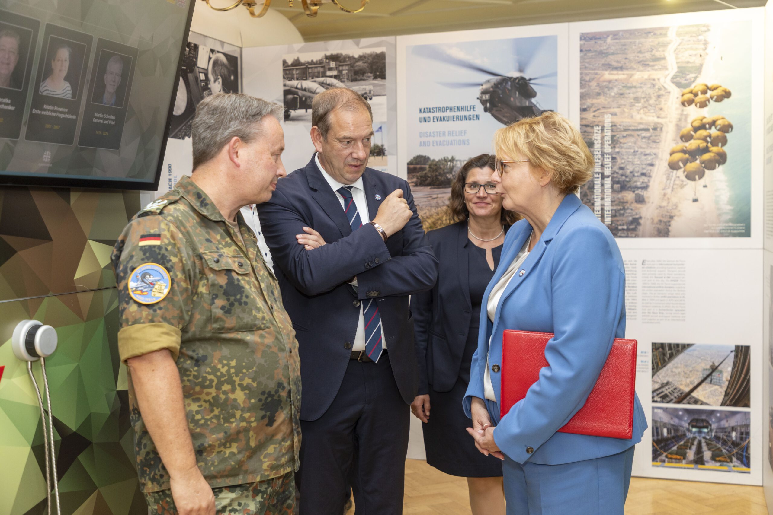 Führung durch die Ausstellung 70 Jahre Luftwaffe: Oberstleutnant Thomas Schmitz mit Wehrbeauftragtem Henning Otte, Bürgermeisterin Kerstin Speder und Ministerin Daniela Behrens