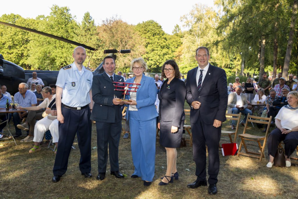 Übergabe des Fokker Dreideckers an RAF Brize Norton mit Oberst Michael Seyda, Wing Commander Gareth Thomas, Ministerin Daniela Behrens, Bürgermeisterin Kerstin Speder und Wehrbeauftragter Henning Otte