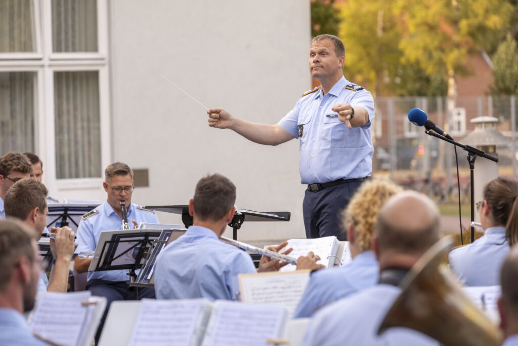 Oberstleutnant Christian Prchal und sein Musikkorps nahm die Gäste mit auf eine musikalische Reise nach Italien.