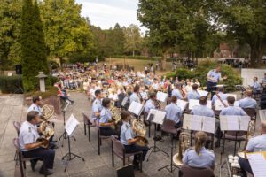 Das Luftwaffenmusikkorps aus Erfurt gastierte im Garten des ehemaligen Offiziercasinos in Faßberg.