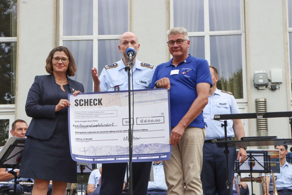 Oberst Michael Seyda freute sich mit Bürgermeisterin Kerstin Speder und dem 1. Vorsitzenden des Fördervereins Luftbrücke, Ludger Osterkamp, über 2.600 Euro.