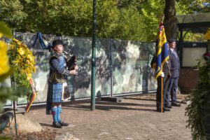 Flight Leutnant Greg Harley spielte zum Abschluss der Gedenkveranstaltung ‚Flowers of the Forest’ vor den Kränzen und der Standarte der Royal British Legion aus Bergen-Hohne.