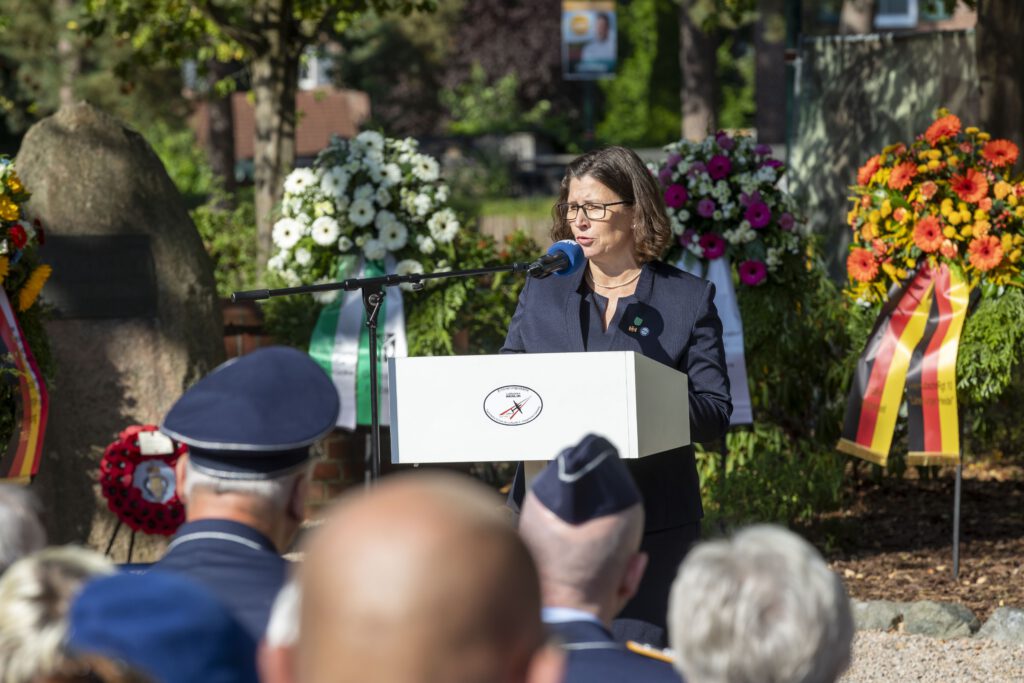 Bürgermeisterin Kerstin Speder während der Ansprache auf dem Platz der Luftbrücke in Faßberg.