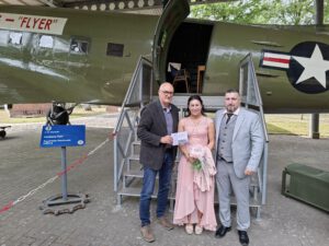 Paul Hicks mit Michaela Reich und Dirk Kölmel (v.l.) nach der offiziellen Zeremonie im FASSBERG FLYER