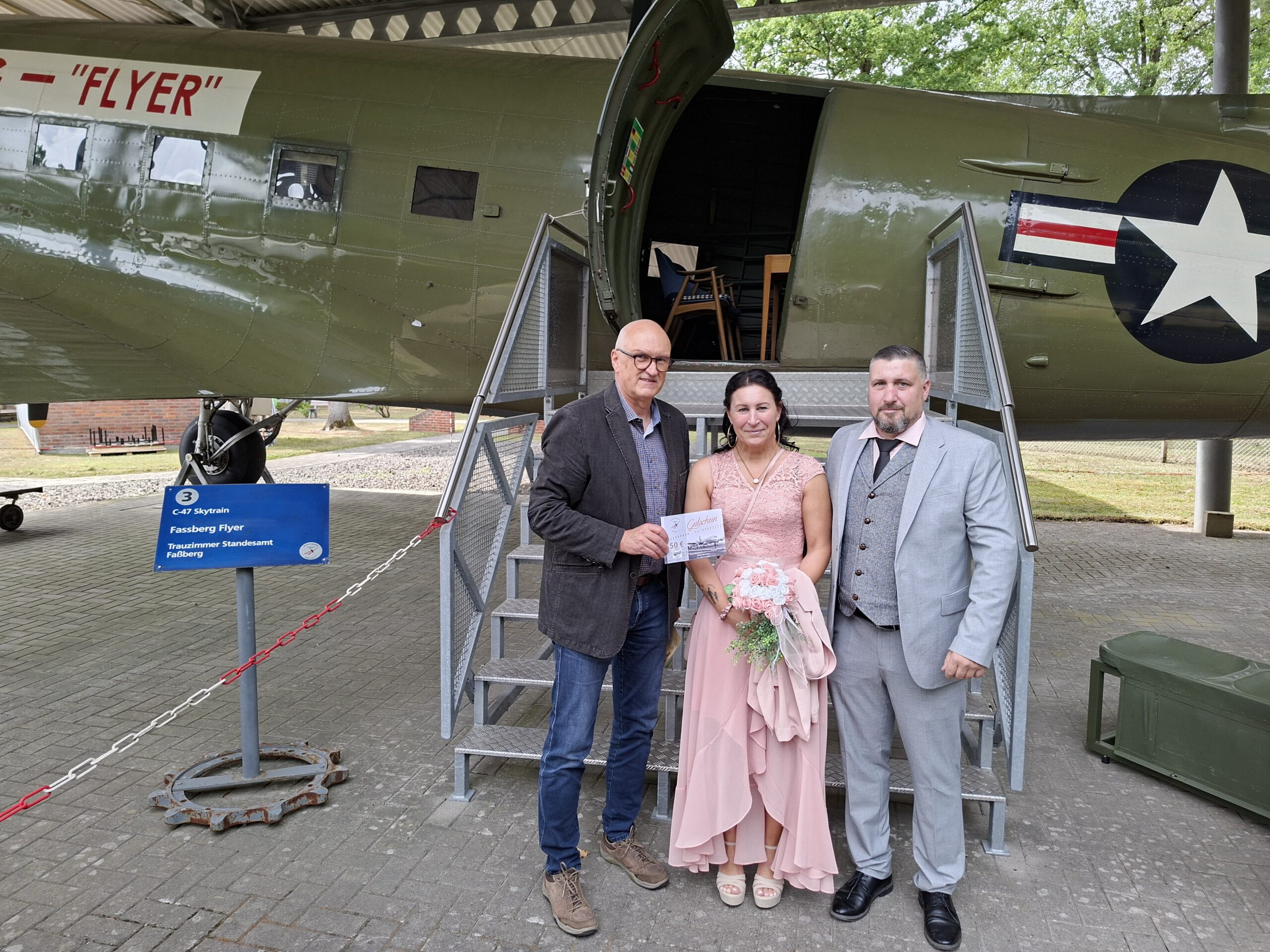 Paul Hicks mit Michaela Reich und Dirk Kölmel (v.l.) nach der offiziellen Zeremonie im FASSBERG FLYER