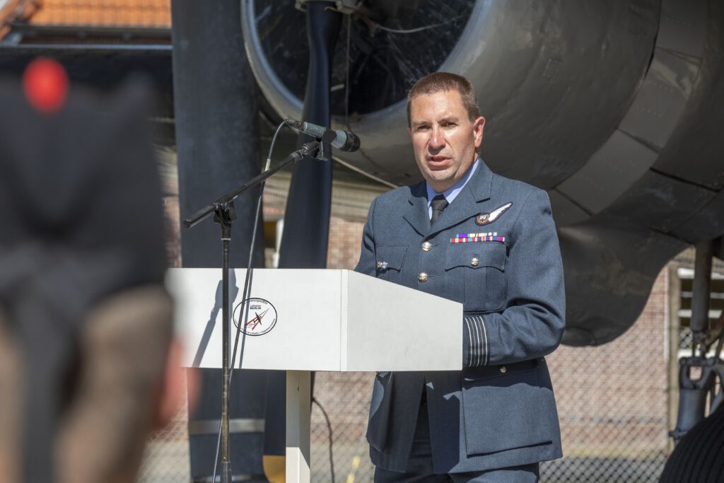 „Die Geschichte von Faßberg ist eine Geschichte des Wandels“: Wing Commander Gareth Thomas während seiner Grußworte im Luftbrückenmuseum Faßberg.