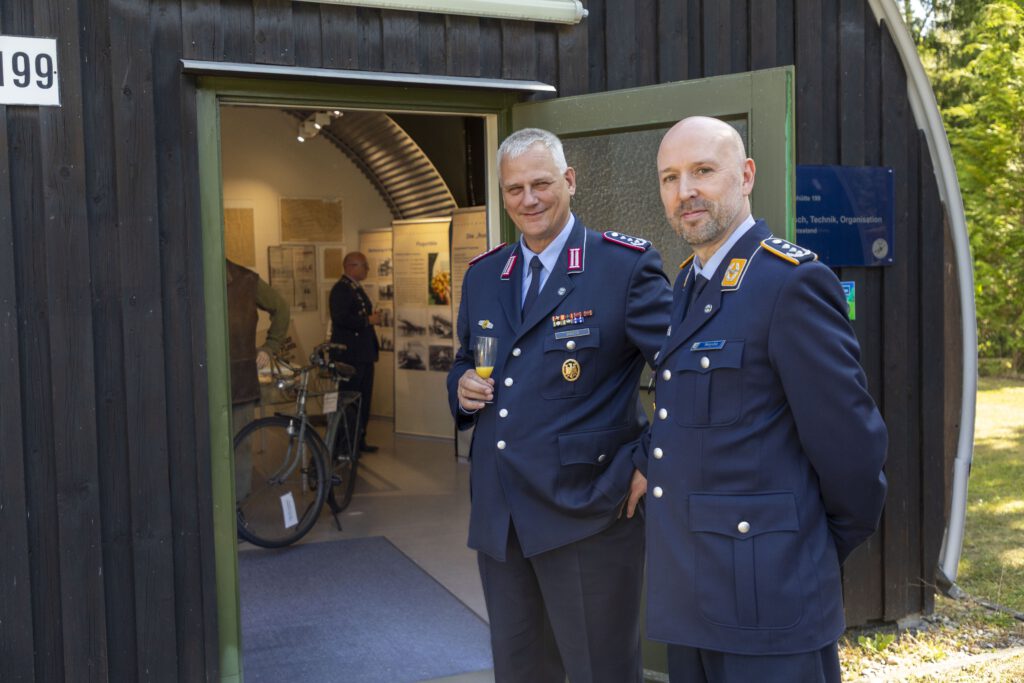 Oberst Michael Seyda konnte auch den Kommandeur der Unterstützungsverbände im Luftwaffenkommando der Bundeswehr, Oberst i.G. Dr.-Ing. Wolfgang Smeets zu den Feierlichkeiten begrüßen.