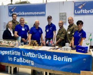 Das Team aus Faßberg mit Heike Höbel, Hauptfeldwebel Markus Babigian, Ludger Osterkamp, Rolf Bornheber, Alexander Nielsen, Oberstabsgefreiter Marcel Grube, Hauptmann Martin Sagehorn und Anja Sagehorn.