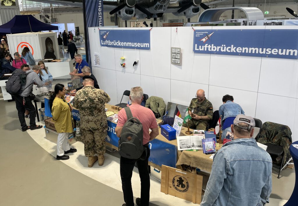 Der Stand des Luftbrückenmuseums im Hangar 3 war zentral gelegen und lockte viele Gäste zum persönlichen Austausch.